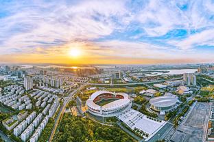 马卡晒海报嘲讽：2066年，白发梅西捧起FIFA最佳球员奖杯